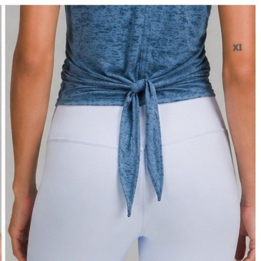 Lululemon Tie-Waist Breathable Short Sleeve Shirt Size 6 Heathered Iron Blue